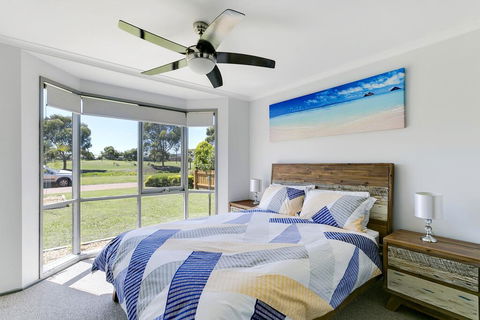 Fairway Views Pet Friendly House With WiFi, AC, Heating, Walk To Beach - Accommodation Port Macquarie 1