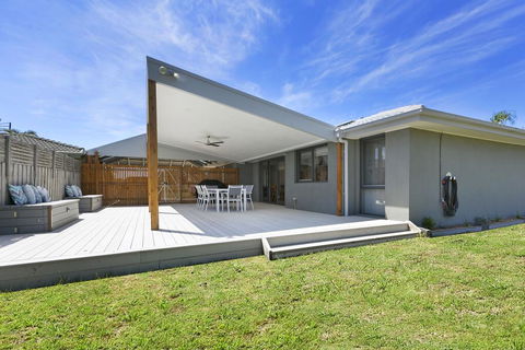 Fairway Views Pet Friendly House With WiFi, AC, Heating, Walk To Beach - Accommodation Port Macquarie 0