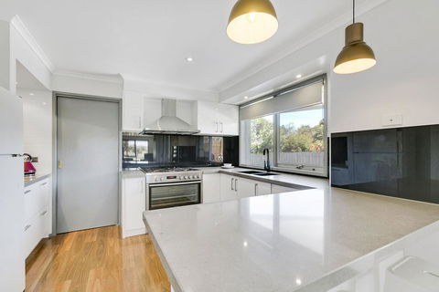 Fairway Views Pet Friendly House With WiFi, AC, Heating, Walk To Beach - Accommodation Port Macquarie 3
