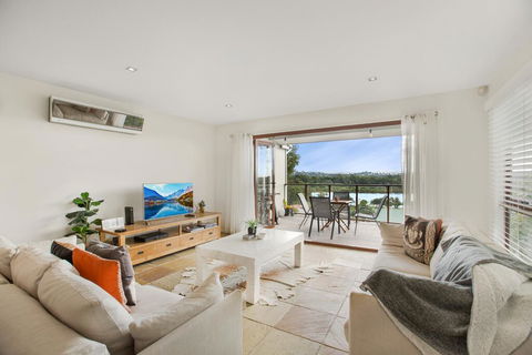 Family House With BBQ Deck, Water View And Parking - Accommodation Port Macquarie 1