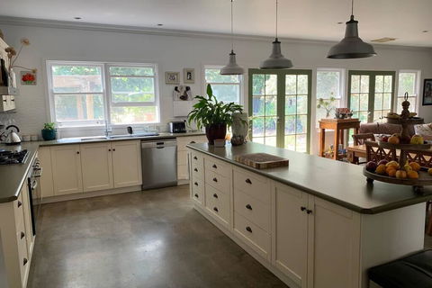 Farm House At The Gateway To The King Valley - Accommodation Port Macquarie 3