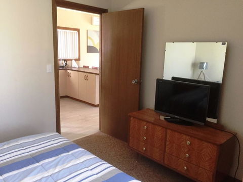 Flat 2, 42 McMillan Rd - Accommodation Port Macquarie 1