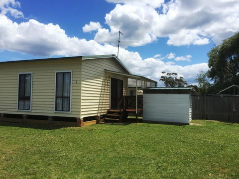 Flat 2, 42 McMillan Rd - Accommodation Port Macquarie 0
