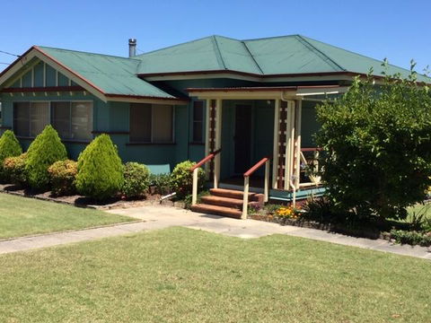 FROGGIES HOLIDAY HOUSE - Accommodation Port Macquarie 0
