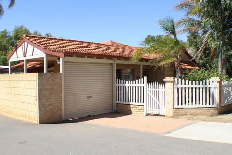 Geraldton Luxury Retreat 2 - Accommodation Port Macquarie 0