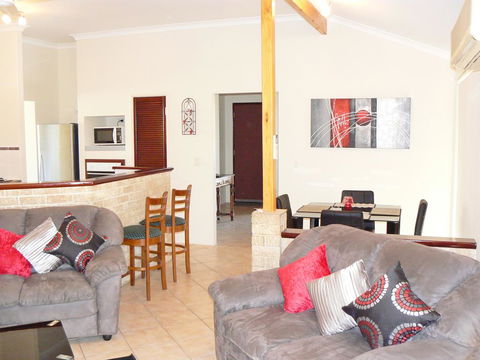 Geraldton Luxury Retreat 2 - Accommodation Port Macquarie 1