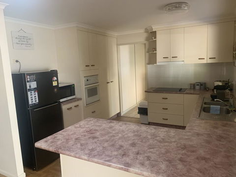 Gin Gin Budget Accommodation - Accommodation Port Macquarie 3
