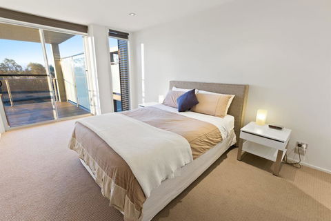 Gippsland Lakehouse A - Canal Frontage - Accommodation Port Macquarie 3
