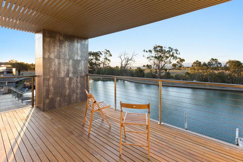 Gippsland Lakehouse A - Canal Frontage - Accommodation Port Macquarie 2