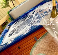 Glenway House Spa Oasis Rockingham - Accommodation Port Macquarie