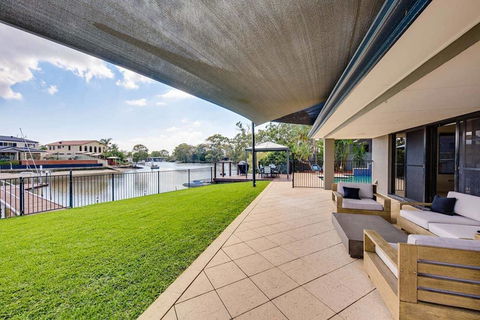 Gold Coast Stunning Waterfront Holiday Retreat - Accommodation Port Macquarie 3