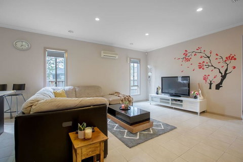 Gorgeous 4BR Home In Point Cook - Accommodation Port Macquarie 0
