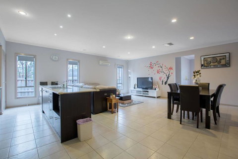 Gorgeous 4BR Home In Point Cook - Accommodation Port Macquarie 3