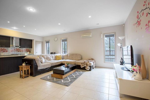 Gorgeous 4BR Home In Point Cook - Accommodation Port Macquarie 1
