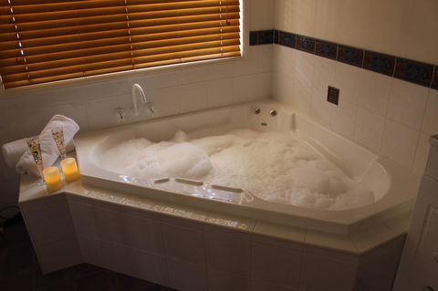Granite Gardens Cottages & Lake Retreat - Accommodation Port Macquarie 2