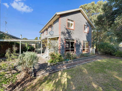 GUMS & ROSES - Family Home In The Heart Of Town. - Accommodation Port Macquarie 1