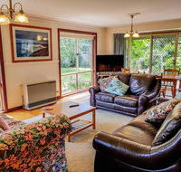 GUMS  ROSES - Family home in the heart of town. - Accommodation Port Macquarie