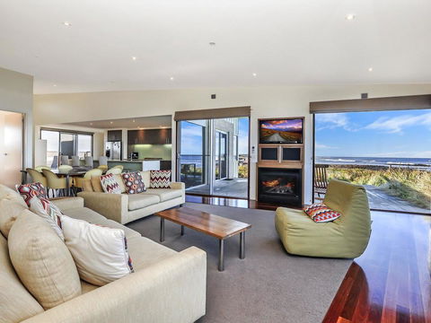 HEARN'S BEACHSIDE VILLA 9 - Accommodation Port Macquarie 2