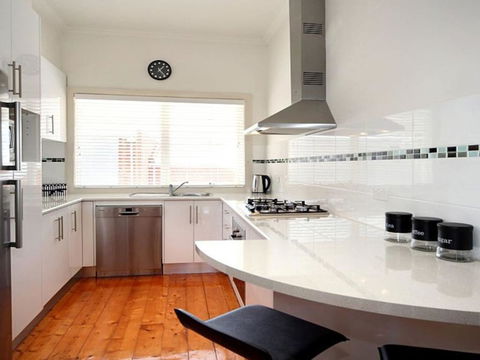 Hidden Gem In Cafe Strip! Chadstone + King Bed - Accommodation Port Macquarie 1