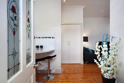 Hidden Gem In Cafe Strip! Chadstone + King Bed - Accommodation Port Macquarie 2