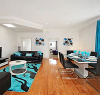 Hidden Gem in Cafe Strip Chadstone  King Bed - Accommodation Port Macquarie