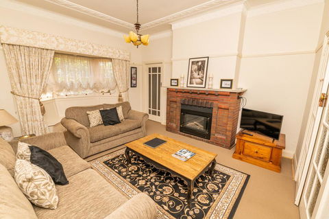 Hillside Cottage  Comfy, Spacious, Walk To CBD & Stannies - Accommodation Port Macquarie 1