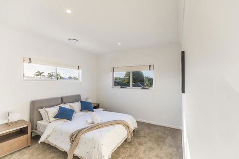 HomePlus -Fabulous Waterfront Dream Holiday House - Accommodation Port Macquarie 3