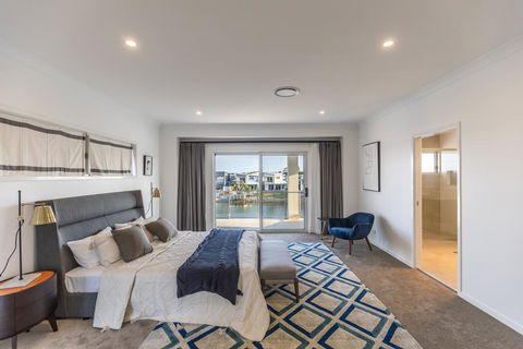HomePlus -Fabulous Waterfront Dream Holiday House - Accommodation Port Macquarie 1