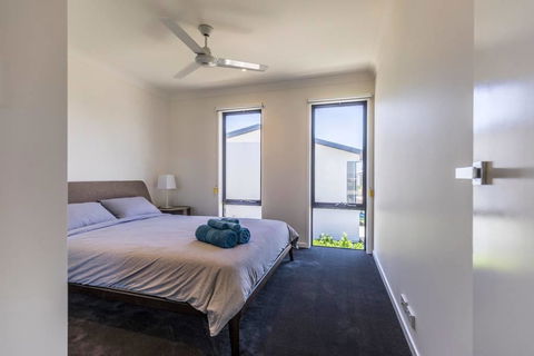Homeplus-Escape To Modern Home In Hope Island - Accommodation Port Macquarie 3
