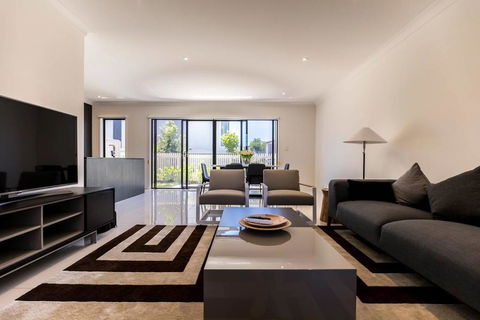 Homeplus-Escape To Modern Home In Hope Island - Accommodation Port Macquarie 0