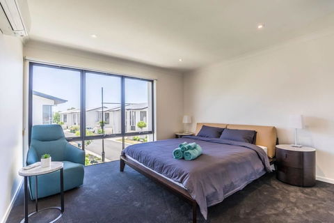 Homeplus-Escape To Modern Home In Hope Island - Accommodation Port Macquarie 2