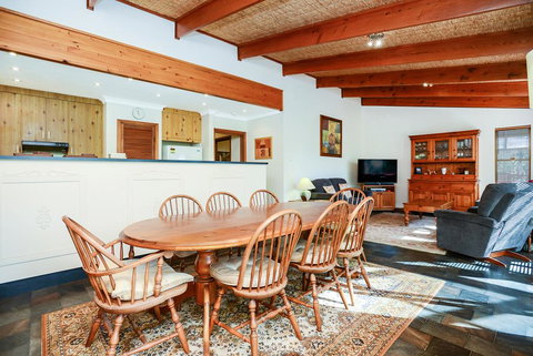 Kestrel Lodge Port Willunga - Accommodation Port Macquarie 2