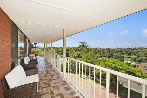 KINGSCLIFF HOLIDAY HOME ON THE HILL - SYD'S VIEW - Accommodation Port Macquarie 3