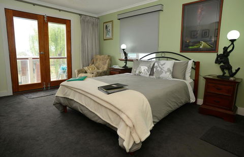 Kinsellas Water Views - Accommodation Port Macquarie 2