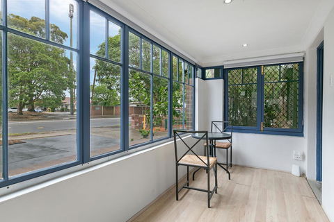 KOZYGURU ARNCLIFFE SYDNEY AIRPORT RENOVATED COTTAGE 3 BED HOUSE NAR232 - Accommodation Port Macquarie 2