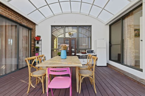 KOZYGURU Belrose Modern Designer 2 Bed + FREE Parking - Accommodation Port Macquarie 0
