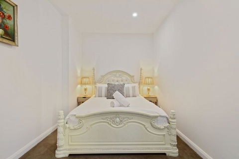 KOZYGURU Belrose Modern Designer 2 Bed + FREE Parking - Accommodation Port Macquarie 2