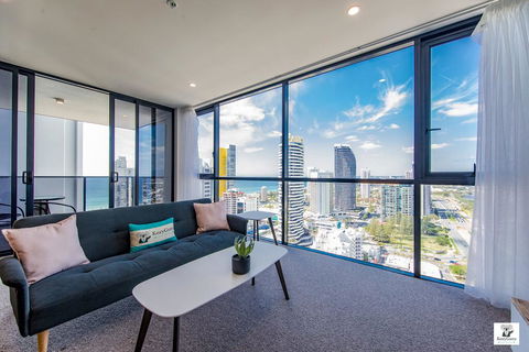 KOZYGURU BROADBEACH AMAZING VIEW 2 BED APT + FREE PARKING WALK TO BEACH QBR004 - Accommodation Port Macquarie 0