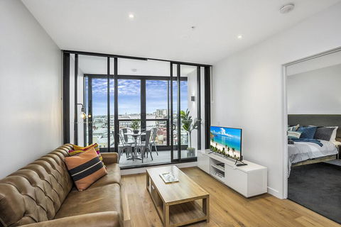 KOZYGURU FORTITUDE VALLEY 2 BED DESIGNER APT + FREE PARKING QFV179-803 - Accommodation Port Macquarie 0
