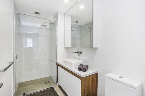 KOZYGURU FORTITUDE VALLEY 2 BED DESIGNER APT + FREE PARKING QFV179-803 - Accommodation Port Macquarie 2