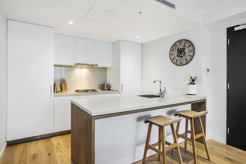 KOZYGURU FORTITUDE VALLEY 2 BED DESIGNER APT + FREE PARKING QFV179-803 - Accommodation Port Macquarie 3