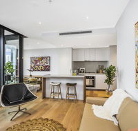 KOZYGURU FORTITUDE VALLEY DESIGNER GRADE 2 BED APT FREE PARKING QFV179-1401 - Accommodation Port Macquarie