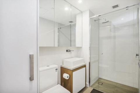 KOZYGURU FORTITUDE VALLEY DESIGNER GRADE 2 BED APT FREE PARKING QFV179-1401 - Accommodation Port Macquarie 1