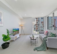 KOZYGURU MASCOT WALK TO STATION MODERN DESIGNER 2 BED APT FREE PARKING NMA260-312 - Accommodation Port Macquarie