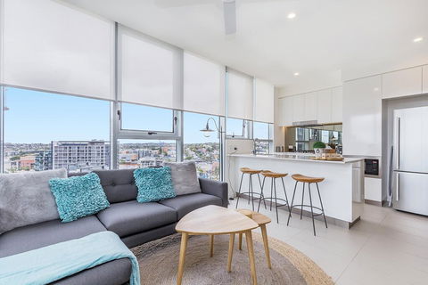 KOZYGURU NEWSTEAD DESIGNER 2 BED APT FREE PARKING POOL + GYM QNE088 - Accommodation Port Macquarie 0