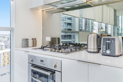 KOZYGURU NEWSTEAD DESIGNER 2 BED APT FREE PARKING POOL + GYM QNE088 - Accommodation Port Macquarie 1