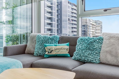 KOZYGURU NEWSTEAD DESIGNER 2 BED APT FREE PARKING POOL + GYM QNE088 - Accommodation Port Macquarie 2