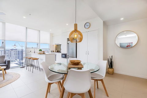 KOZYGURU NEWSTEAD DESIGNER 2 BED APT FREE PARKING POOL + GYM QNE088 - Accommodation Port Macquarie 3