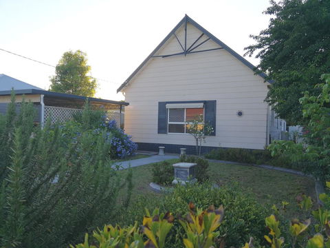 Large 6-Bedroom House With Wifi & Netflix Close To Singleton CBD Hunter Valley - Accommodation Port Macquarie 0