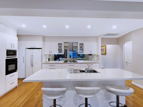 Lavish Lakefront Pool House - Accommodation Port Macquarie 3